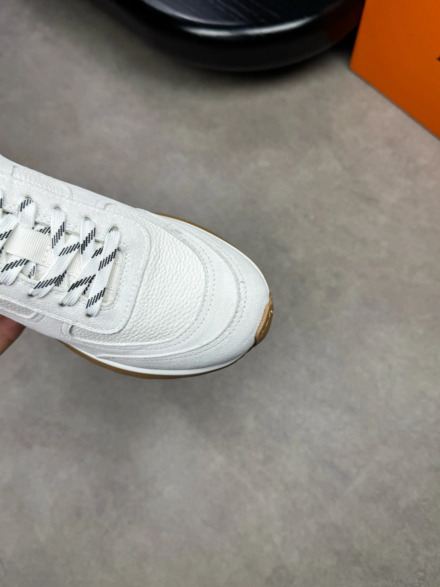 [HERMES] Hermes men's shoes 💰: 800💰 - High-end quality original items 🔍🔍🔍 casual sports shoes - Upper: 🔝 pebbled calfskin, suede calfskin, shoe body forged ´H´ totem, tongue webbing injection molded brand logo - Lining: brand canvas, foot pads; water-dyed cowhide -Outsole: Ultra-light T men's shoes 💰U foam; two-color molded outsole -Ultra-high quality control and fine workmanship: highlighted (high-end, extravagance, grade) -Size: 38-44 (45, can be customized)